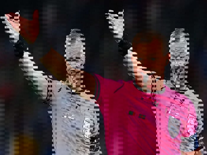 یکی از بهترین داوران دنیای فوتبال بازنشسته می شود