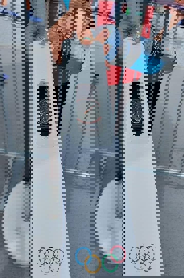 1628676