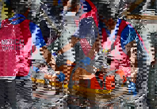 حادثه در مسابقات کایرین؛ دوچرخهسوار هلندی راهی بیمارستان شد