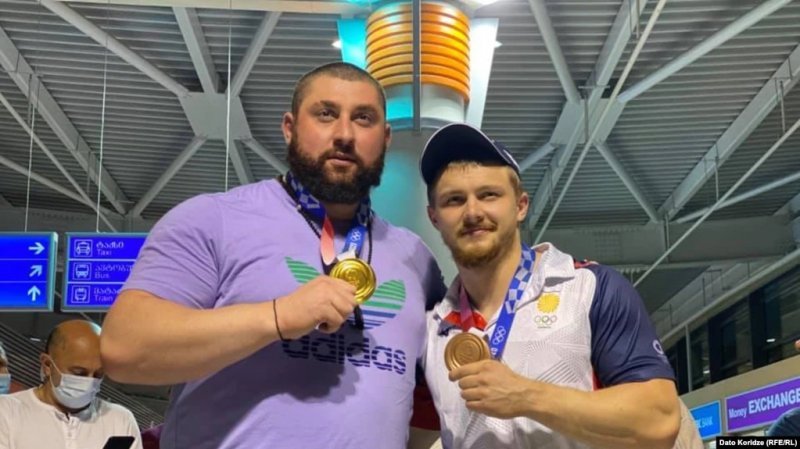 استقبال از قویترین مرد جهان با شمشیر!