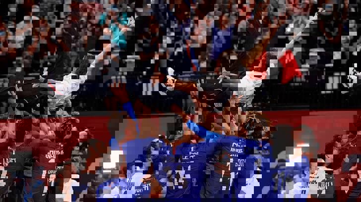 خوشبخت ترین مربی جهان در توکیو رویت شد (عکس)