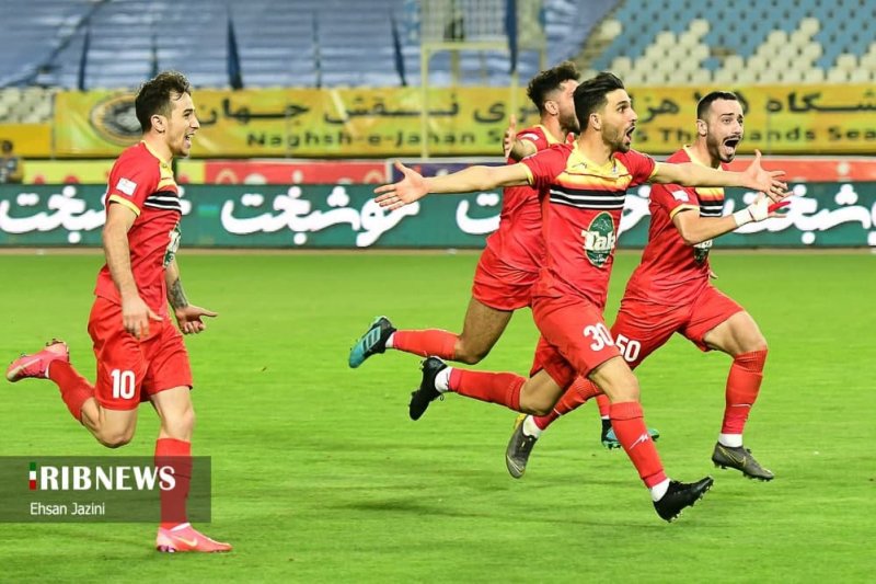 گربه سیاه فرهاد و استقلال(عکس)