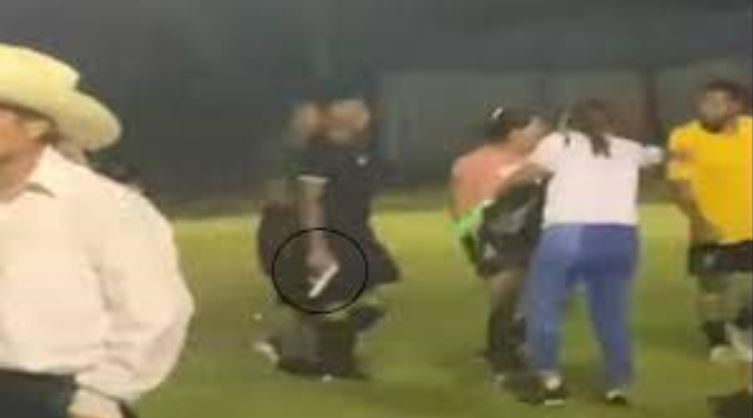 هفت‌تیر‌کشی داور وسط زمین فوتبال! (عکس)