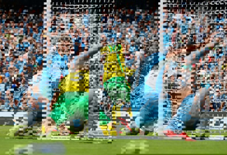 1635998