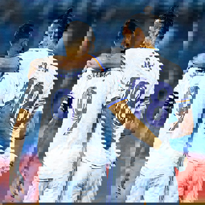 1636427