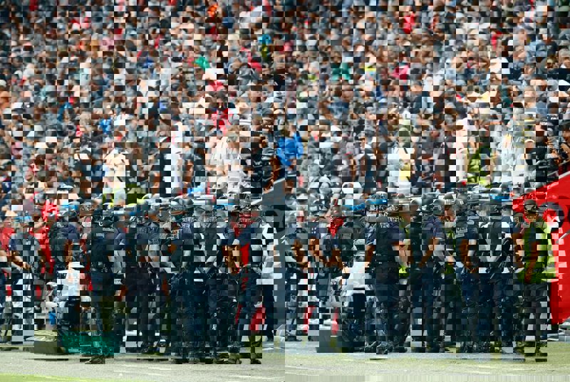 1636523