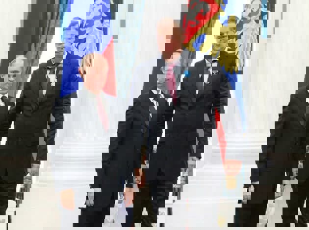 1637346