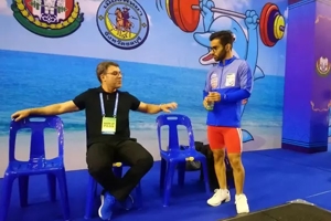 سرمربی تیم ملی وزنهبرداری همچنان ماندنی است