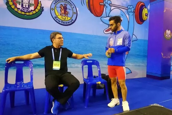 سرمربی تیم ملی وزنهبرداری همچنان ماندنی است