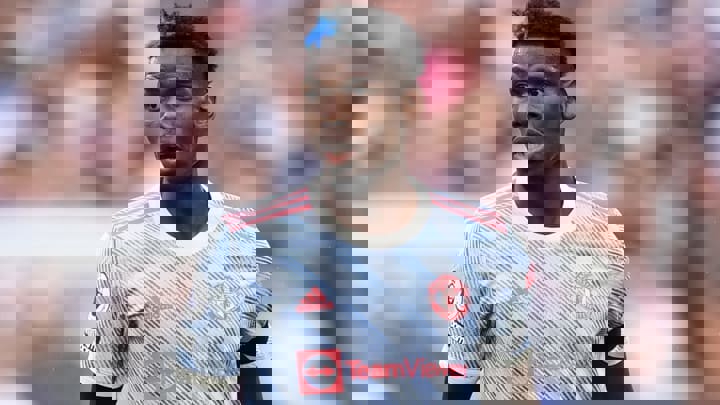 1645884