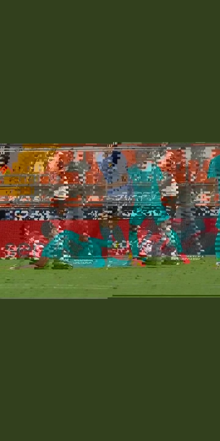 1645886