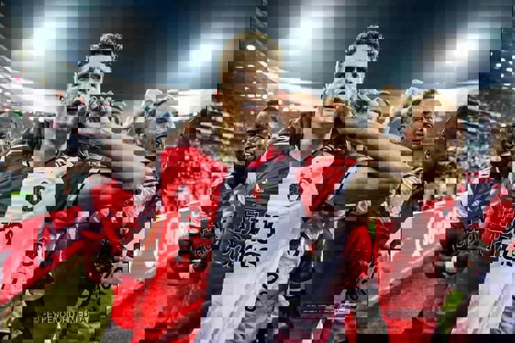 1647623