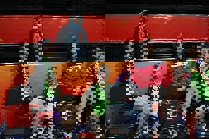 1647972