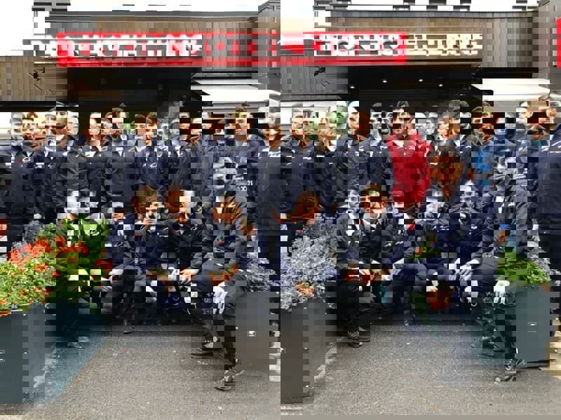 1648929