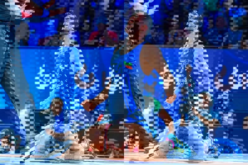 لحظه ویژه پیروزی؛ نتوانست یزدانی را خاک کند(عکس)