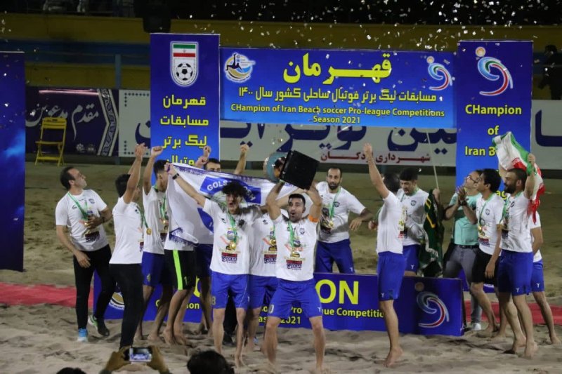 اهدای جام قهرمانی فوتبال ساحلی در یزد(عکس)