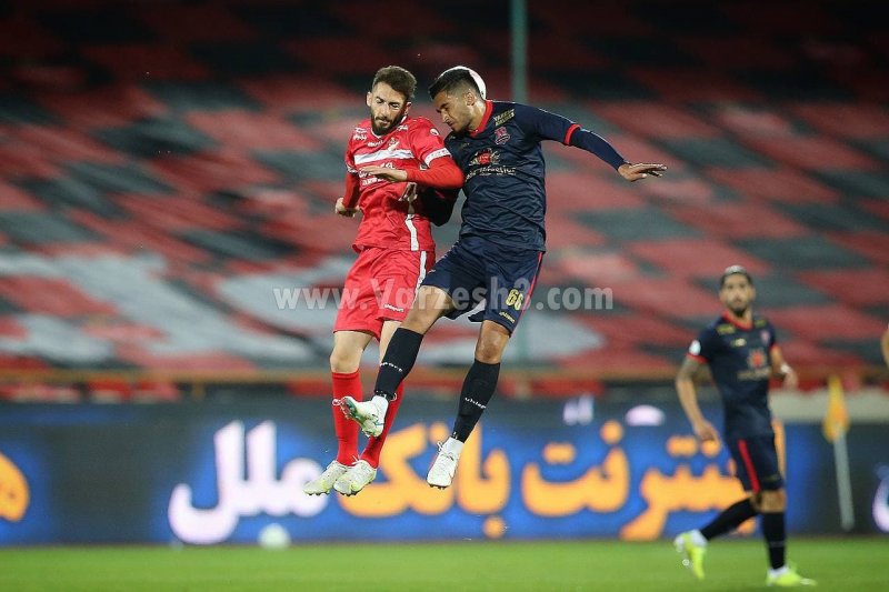 دوئل پرسپولیس و نساجی در کنار خط (عکس)