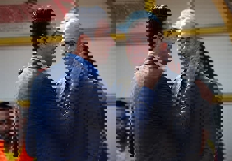 1663093