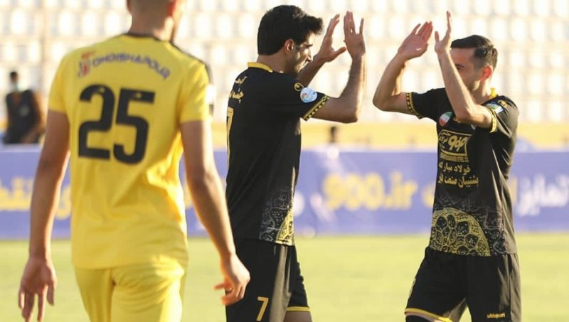 فجر سپاسی به هر دو گل سپاهان معترض شد