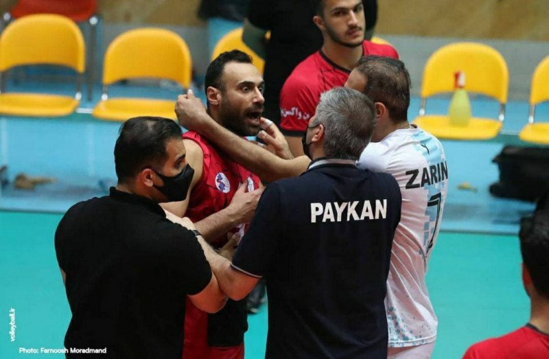 والیبال به لجن‌ کشیده شده؛ حالم از آن به هم می‌خورد