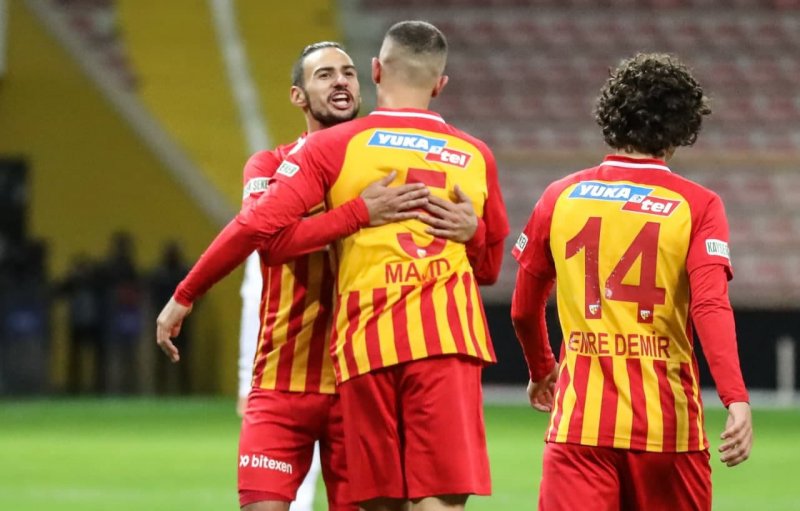 حسینی در دفاع مقابل بشیکتاش