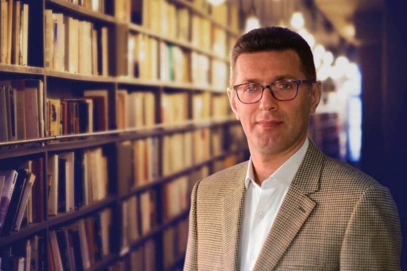 جنجالیترین چهره حقوقی فوتبال؛ آبی یا قرمز؟