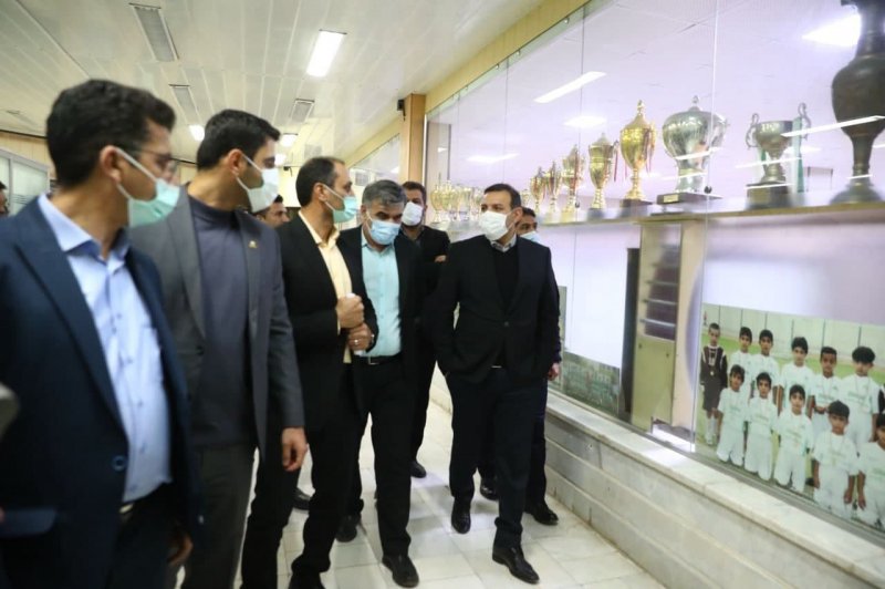 دیدار عزیزی خادم از جام های سپاهان (عکس)