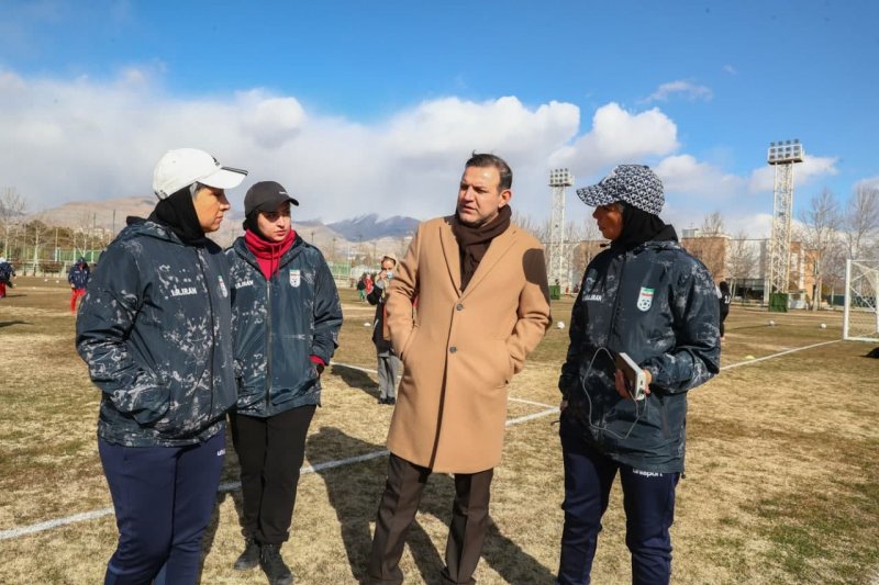 عزیزی‌خادم، میهمان ناخوانده بازی فوتبال زنان (عکس)