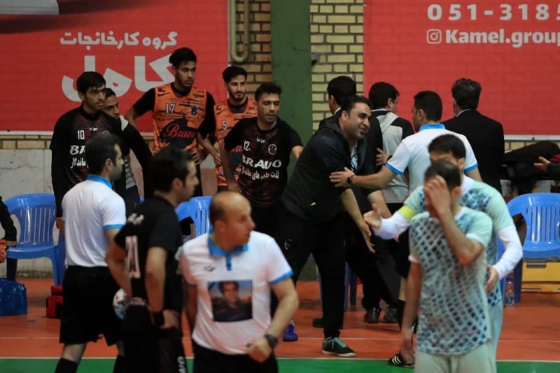 جنجال داوری، بازی فوتسال را نیمه تمام گذاشت(عکس)
