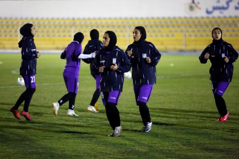 اولین تمرین دختران فوتبال ایران در جزیره کیش (عکس)