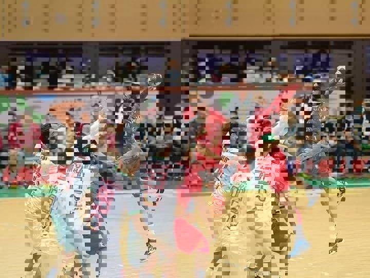 نخستین باخت هندبال ایران در جنگ صدرنشینی