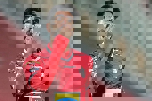 هیس اسدی به منتقدان با چشمهای اشکبار (عکس)