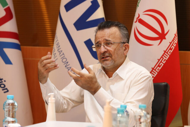 داورزنی: با نحوه عزل عزیزی خادم مخالفم