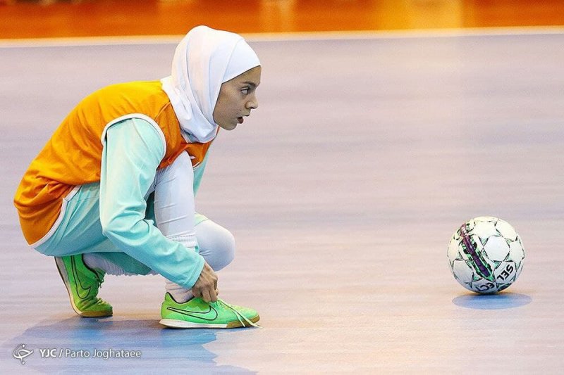 دوقلو هستیم و چشم‌بسته در زمین پاسکاری می‌کنیم