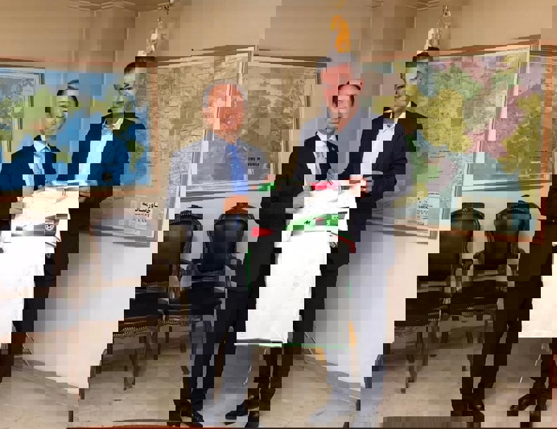 1695913