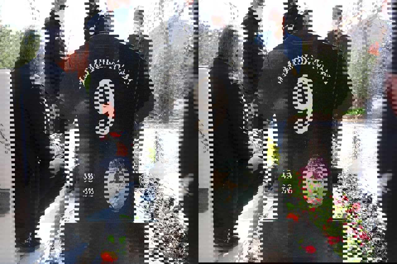 1696123