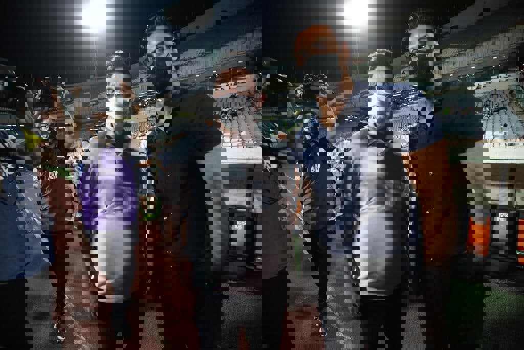 1696319