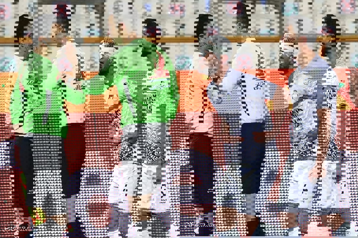 1696907