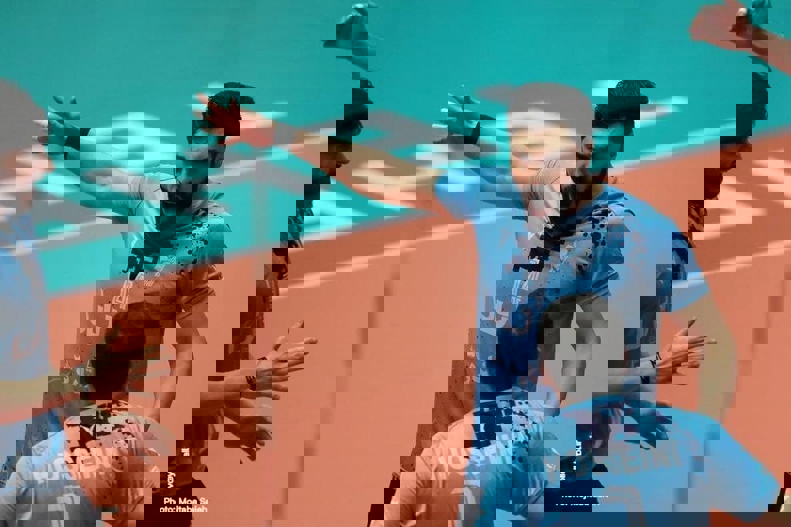 1697043