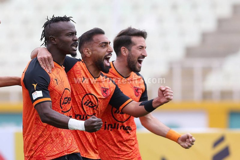 قاب صمیمانه پس از درگیری با بوسه منشا 