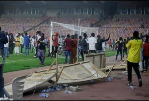 هجوم هواداران نیجریه به زمین؛ پلیس فرار کرد (عکس)
