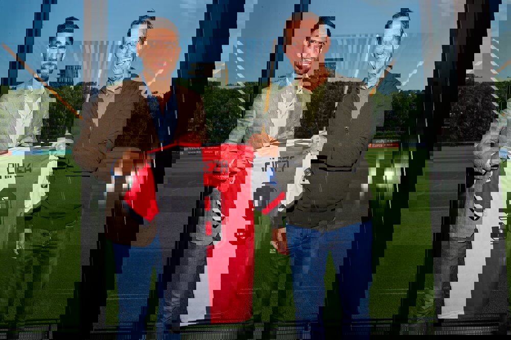 1702555