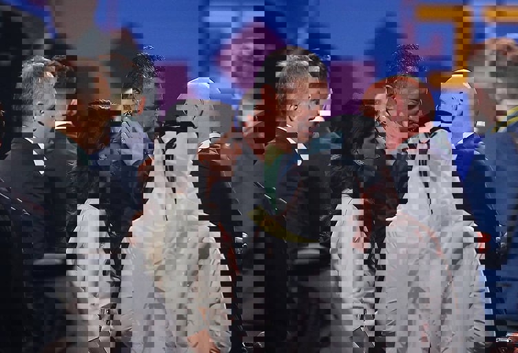 1702586