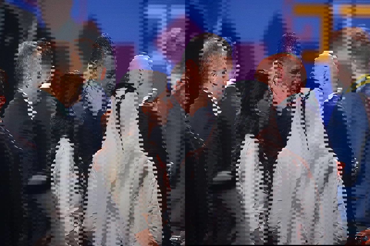 1702592