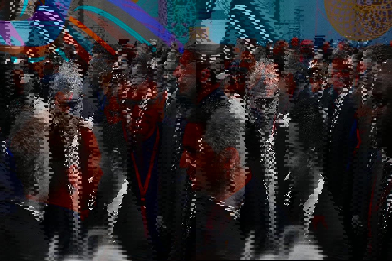 1702635