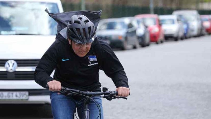 ماگات روزی ۱۰ کیلومتر تا محل تمرین را رکاب میزند!