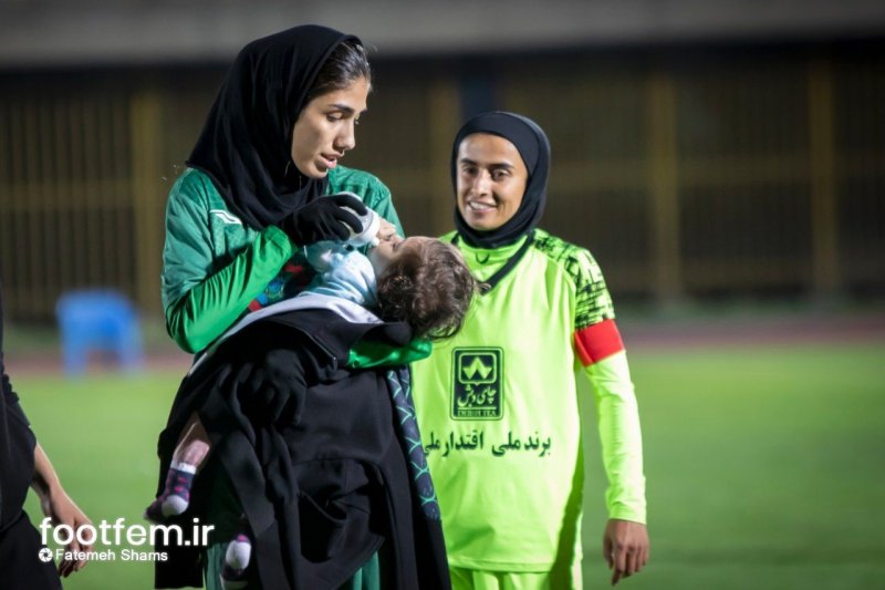 بچه‌داری در زمین فوتبال؛ آرنیکا دوباره سوژه شد!