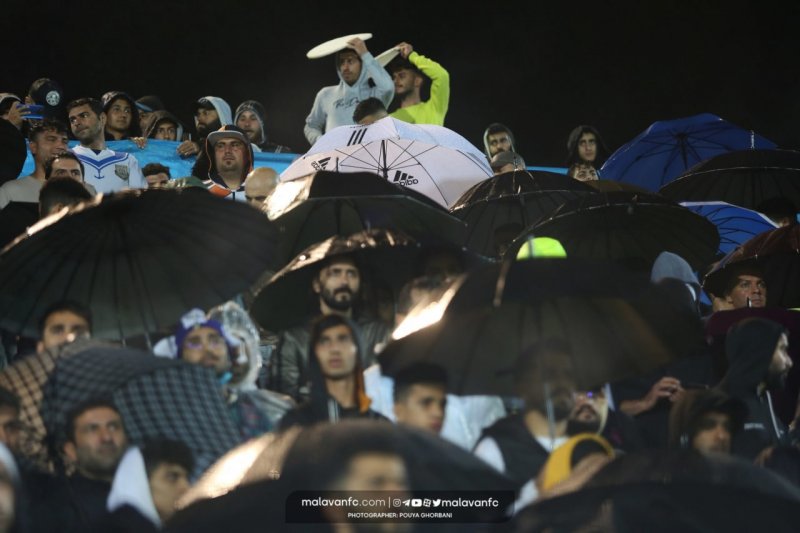 ایستاده در باران به خاطر ملوان (عکس)