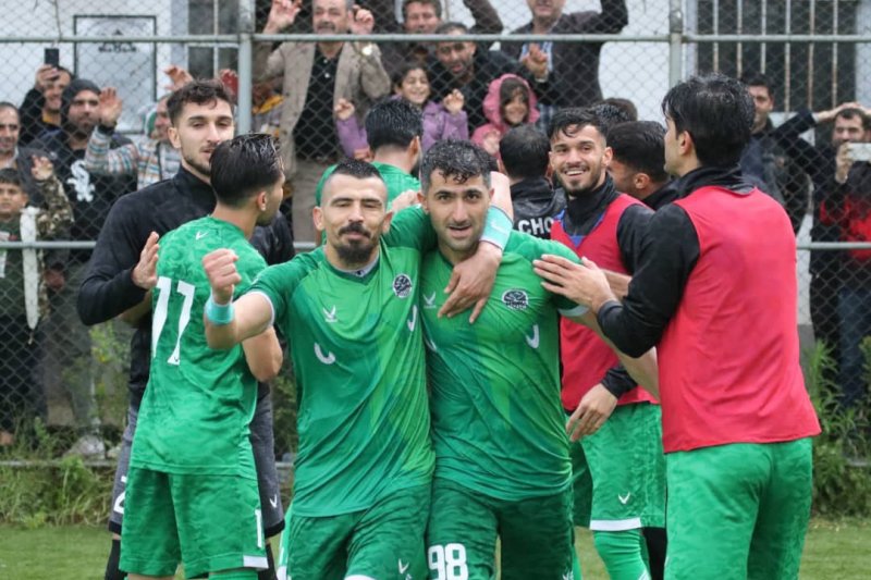 قلعه عقابها؛ جشن قهرمانی زیر باران (عکس)