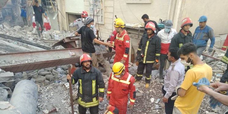 قهرمان جهان در میان امدادگران ساختمان مترو پل آبادان